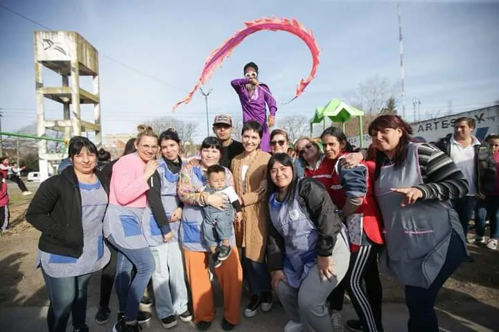 MAYRA JUNTO A LOS VECINOS Y A LAS VECINAS INAUGURÓ LOS NUEVOS JUEGOS DE LA PLAZA “SOLDADO LUIS ALBERTO DÍAZ” DE SAN FRANCISCO SOLANO (3)