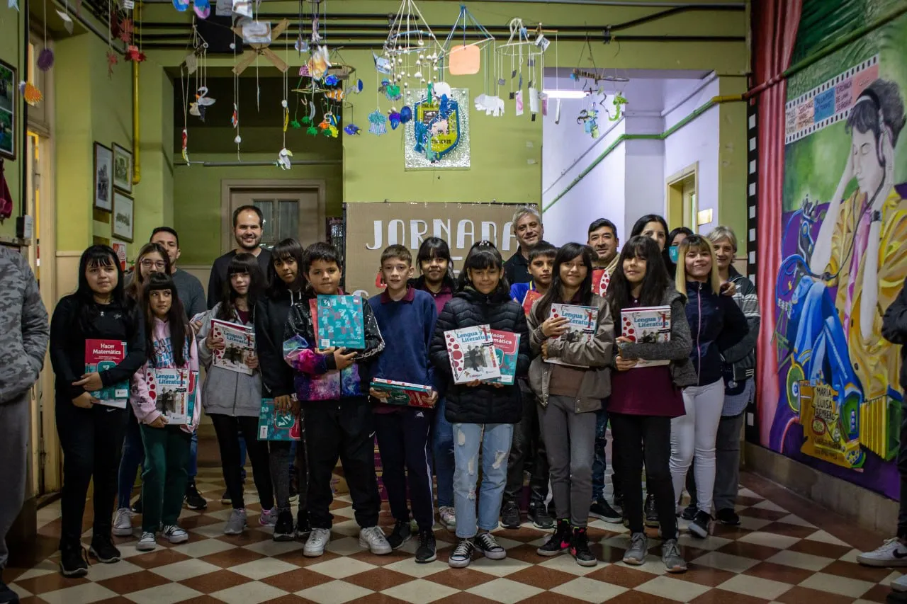 SE ENTREGARON LIBROS DE TEXTO EDUCATIVOS A ALUMNOS 1º, 2º Y 3º AÑO DE LA EES Nº 30 4