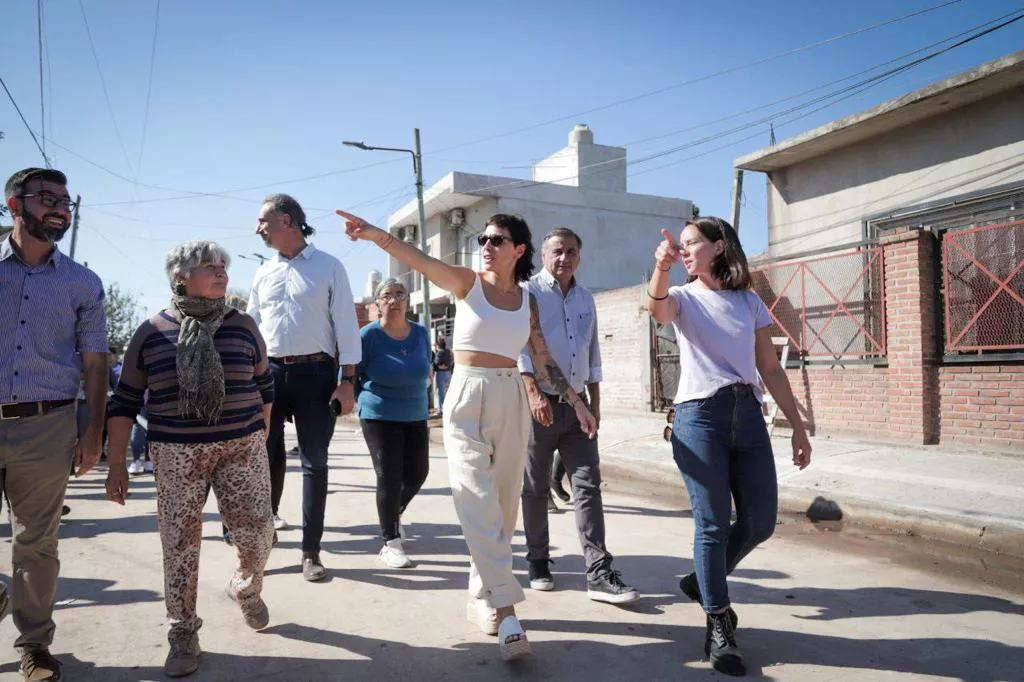 MAYRA SUPERVISÓ LA OBRA DE PAVIMENTACIÓN DE 10 CUADRAS EN EL BARRIO LYNCH DE BERNAL OESTE 1