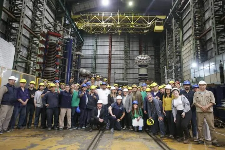 MAYRA RECORRIÓ LA FÁBRICA FARADAY DONDE DIALOGÓ CON AUTORIDADES Y TRABAJADORES 1