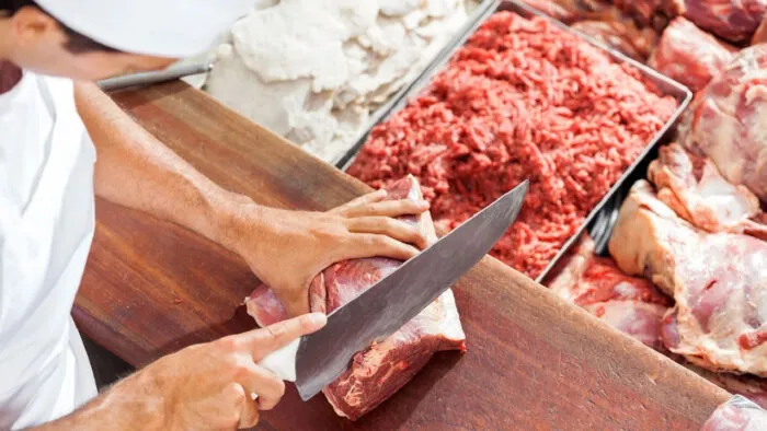 Carnicero-cortando-700x394