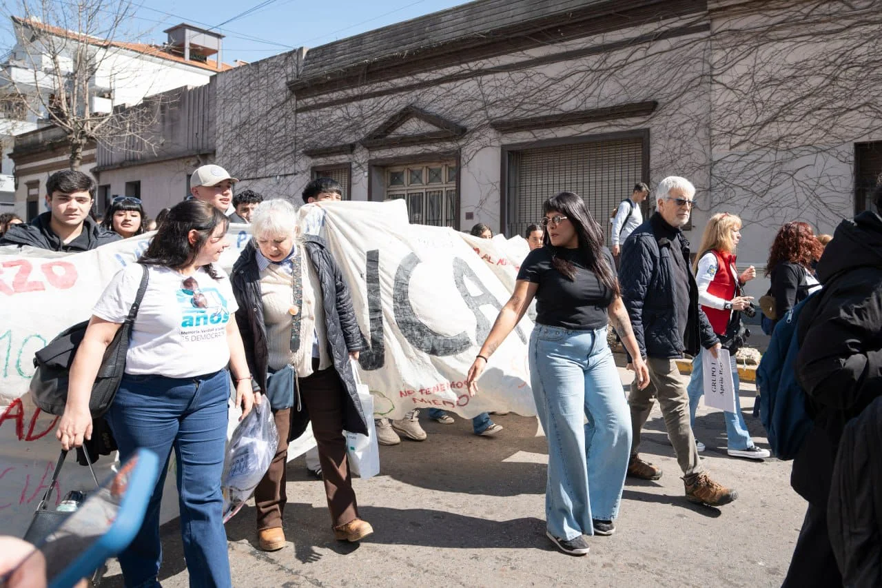 SE REALIZÓ UNA JORNADA EN HOMENAJE A LOS 50 AÑOS DE LA NOCHE DE LOS LÁPICES CON LA PARTICIPACIÓN DE MÁS DE MIL JÓVENES 4