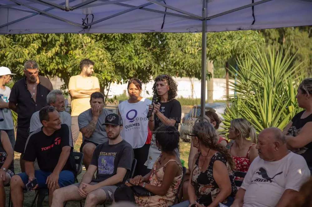 REUNIÓN CON VECINOS DE BERNAL OESTE POR LA REPAVIMENTACIÓN DE ZAPIOLA (3)