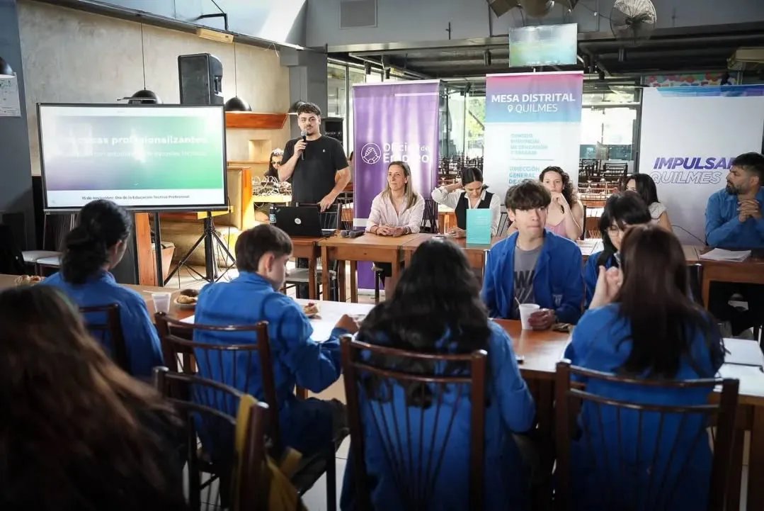 ENCUENTRO CON ESTUDIANTES DE ESCUELAS TÉCNICAS QUE REALIZARON PRÁCTICAS PROFESIONALIZANTES DURANTE EL 2025 1