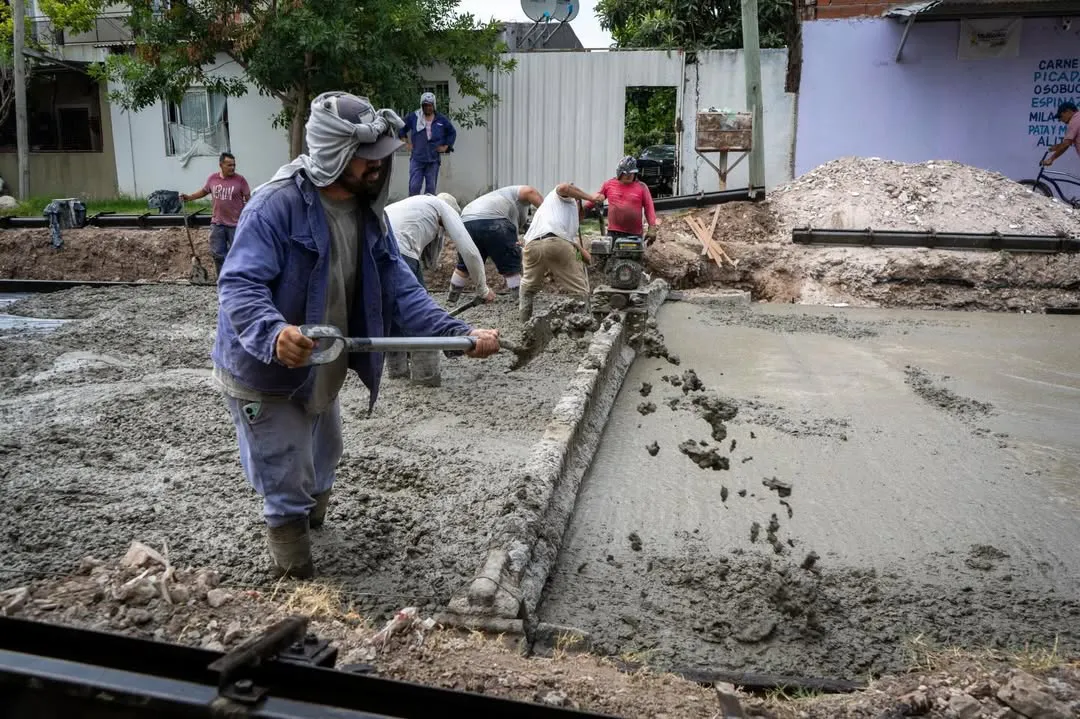AVANZAN LAS OBRAS DE PAVIMENTO EN EL BARRIO LA PRIMAVERA Y KOLYNOS DE QUILMES OESTE 2