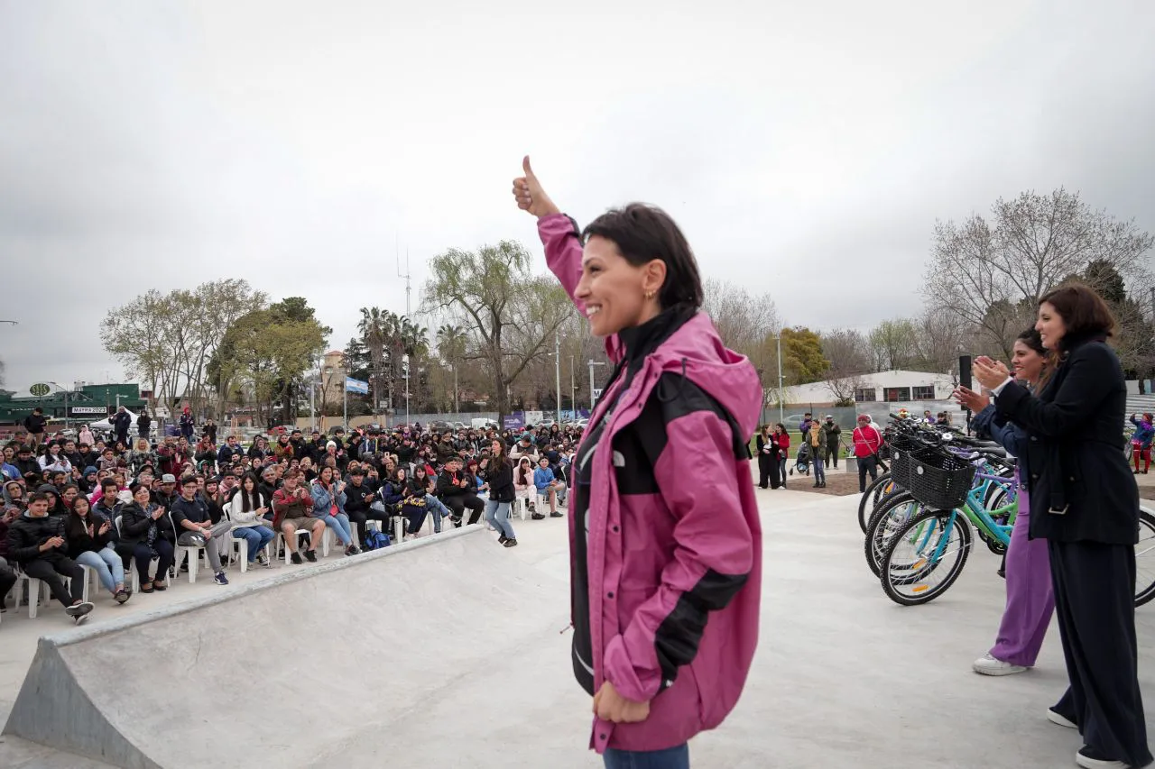 MAYRA Y DANIELA VILAR ENCABEZARON LA ENTREGA DE 400 BICICLETAS A ESTUDIANTES DEL DISTRITO 3