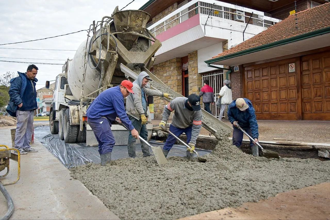 AVANZA SIN PAUSA EL PLAN MUNICIPAL DE BACHEO 2024 EN TODOS LOS BARRIOS DEL DISTRITO (2)