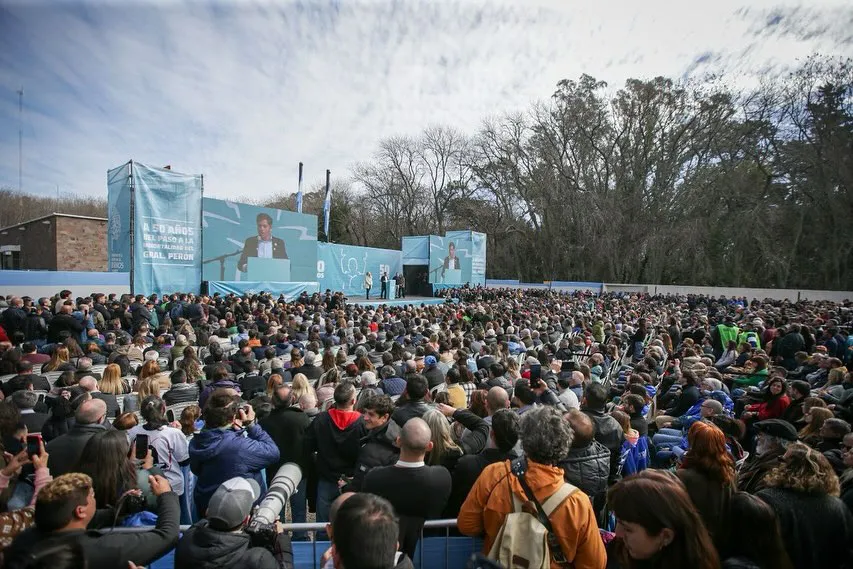 Con la participación de compañeros y compañeras, y junto al presidente del @pjprovinciaba, Máximo Kirchner, y @kicillofok, participamos del acto por el 50º aniversario del paso a la inmortalidad de Juan Domingo (2)