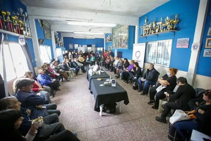 MAYRA DIALOGÓ CON VECINOS EN EL ENCUENTRO “MATE Y DEBATE” EN LA SOCIEDAD DE FOMENTO 2 AVENIDAS (5)