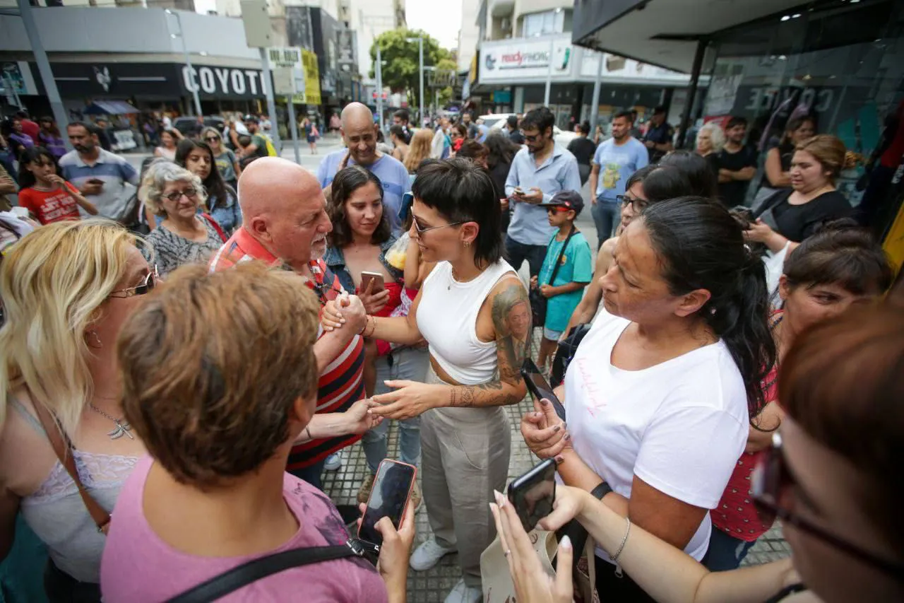 MAYRA DESTACÓ LA RENOVACIÓN DE LA PEATONAL RIVADAVIA Y CONVERSÓ CON COMERCIANTES Y VECINOS (2)