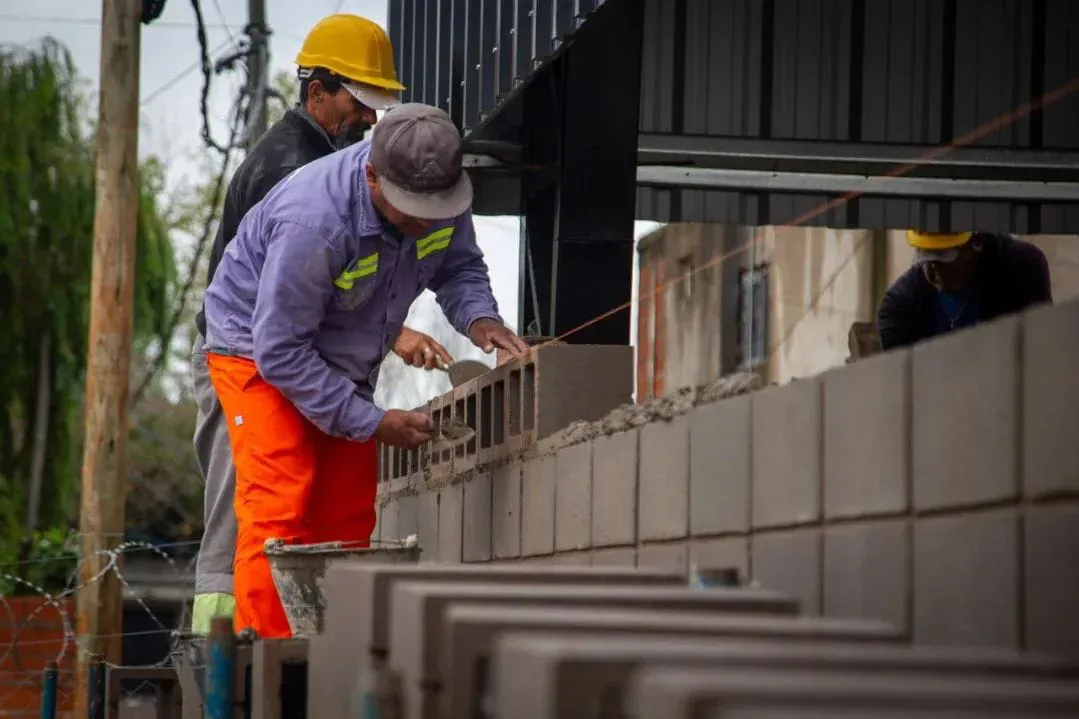 SIGUE AVANZANDO LA CONSTRUCCIÓN DEL POLIDEPORTIVO DEL BARRIO KOLYNOS EN QUILMES OESTE  (4)