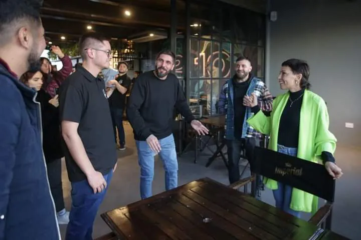 MAYRA PARTICIPÓ DE LA INAUGURACIÓN DE UN NUEVO LOCAL GASTRONÓMICO EN QUILMES OESTE Y ENTREGÓ EL CERTIFICADO DE HABILITACIÓN COMERCIAL 3