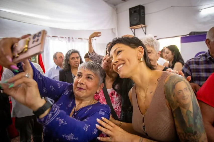 MAYRA SE REUNIÓ CON PERSONAS MAYORES EN EL CENTRO DE JUBILADOS “SANTA MARÍA” DE BERNAL OESTE 1