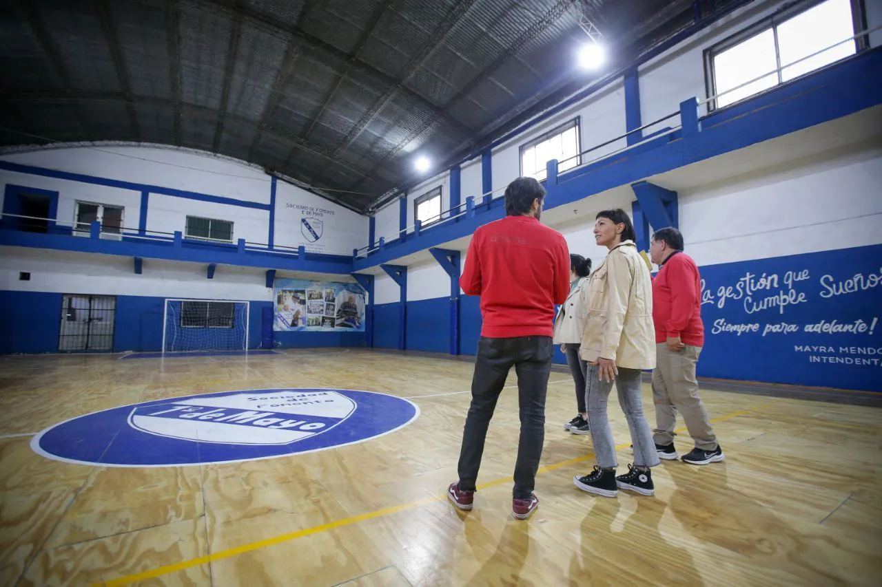 MAYRA VISITÓ LA SOCIEDAD DE FOMENTO 1º DE MAYO Y SE REUNIÓ CON VECINOS Y COMERCIANTES DEL BARRIO IAPI 1