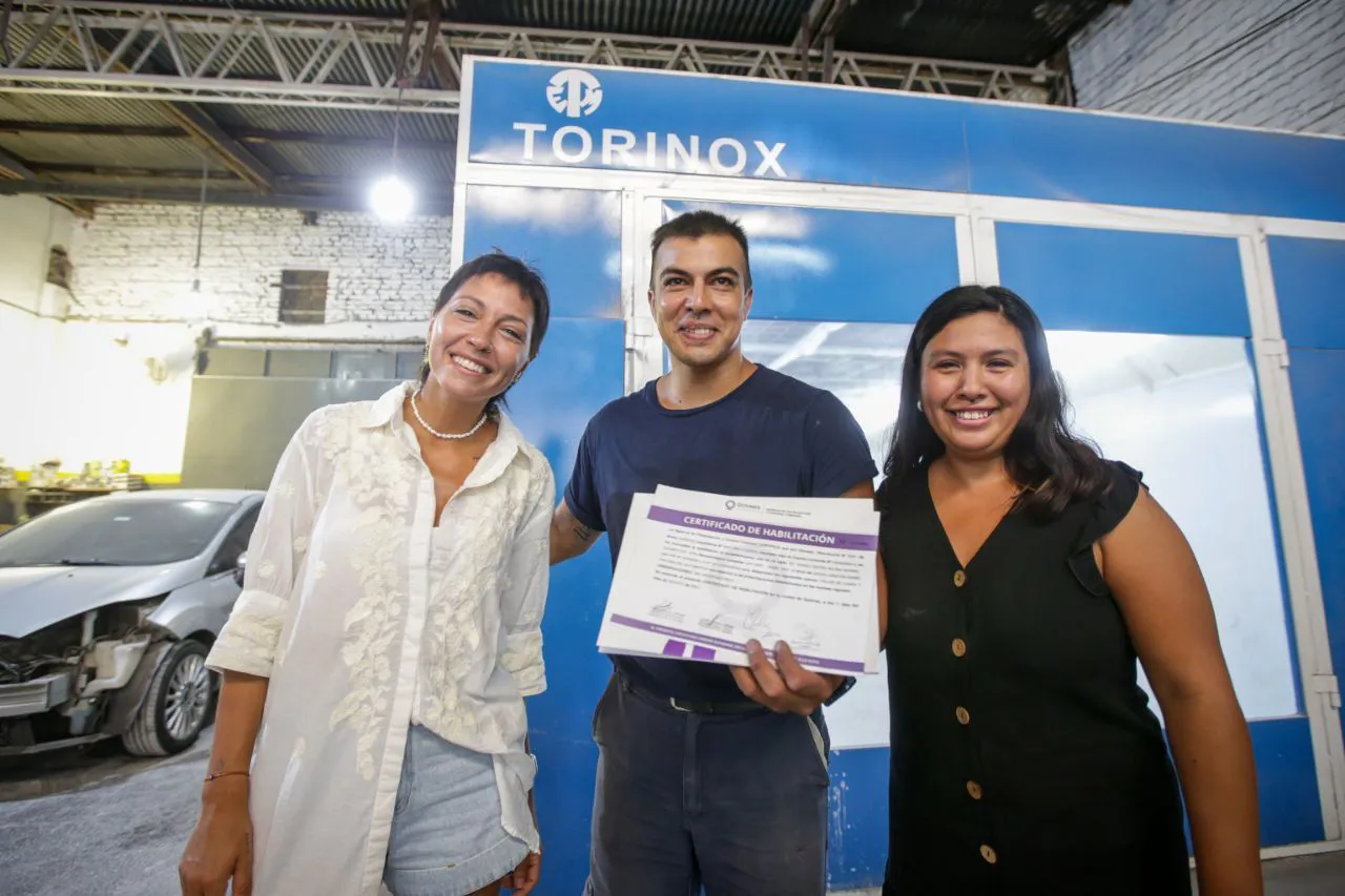 Entrega de certificado de habilitación comercial a vecino de Bernal Oeste (2)