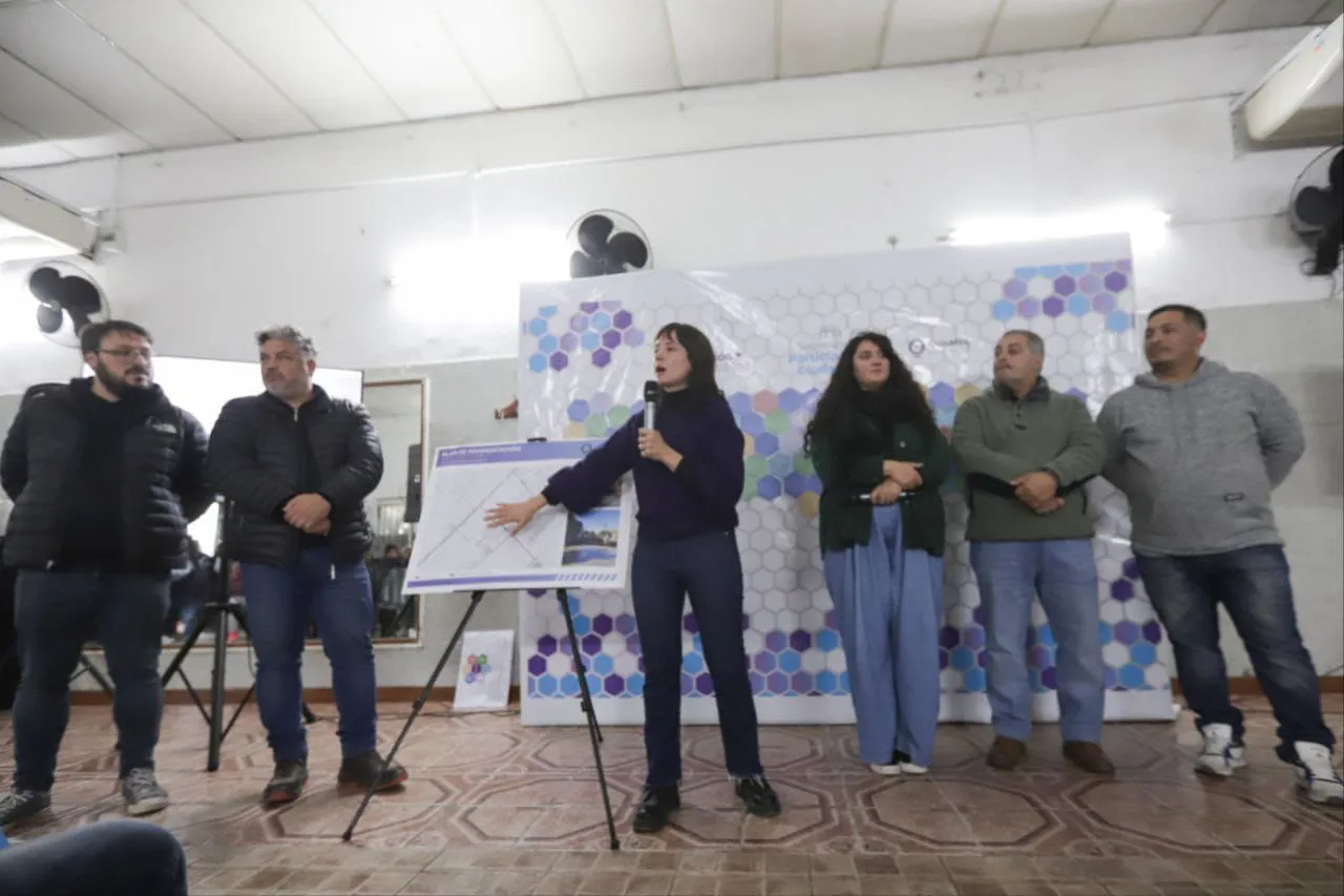 CECI SOLER JUNTO A FUNCIONARIOS MUNICIPALES ANUNCIARON LA CONSTRUCCIÓN DE 18 NUEVOS PAVIMENTOS PARA EL BARRIO EL PROGRESO DE BERNAL OESTE 1