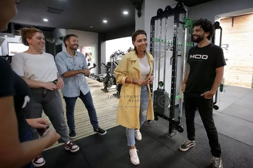 MAYRA FIRMÓ JUNTO A LOS PROPIETARIOS DE UN GIMNASIO LA ADHESIÓN DEL LOCAL AL PROGRAMA SOMOS QUILMES 2