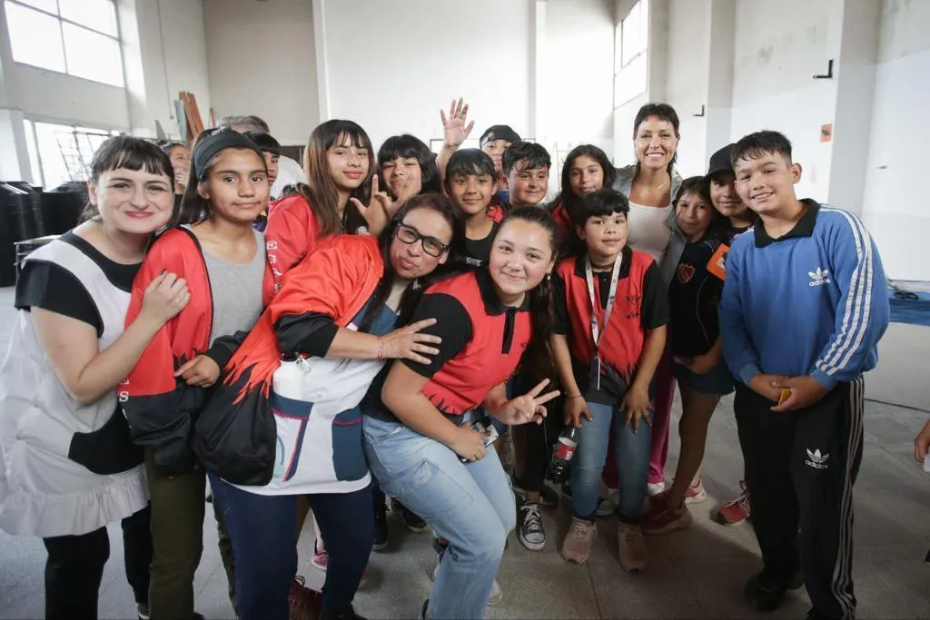 MAYRA Y EL MINISTRO PERCZYK RECORRIERON OBRAS DE INFRAESTRUCTURA ESCOLAR EN EL BARRIO IAPI DE BERNAL OESTE 3 (1)