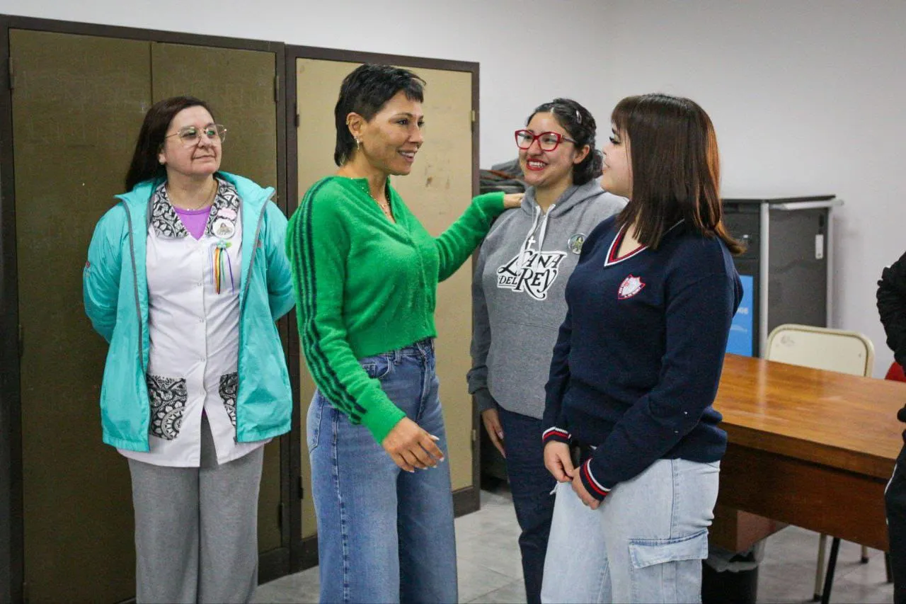 MAYRA RECORRIÓ LAS OBRAS DE LA EP Nº 21 Y LA EES Nº 12 DE BERNAL OESTE Y DESTACÓ EL NUEVO EQUIPAMIENTO ADQUIRIDO CON AL PROGRAMA MUNICIPAL “QUILMES COOPERA” (1)
