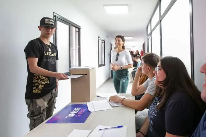 MAYRA PARTICIPÓ DE LAS ELECCIONES DEL CONSEJO CONSULTIVO JUNTO A MÁS DE 300 ALUMNAS, ALUMNOS Y DOCENTES (1)