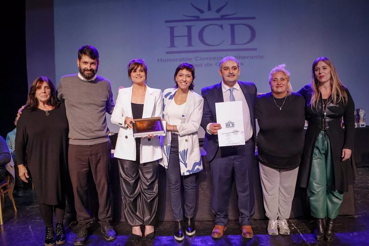 MAYRA HOMENAJEÓ A CIUDADANOS ILUSTRES Y PERSONALIDADES DESTACADAS DE QUILMES (1)