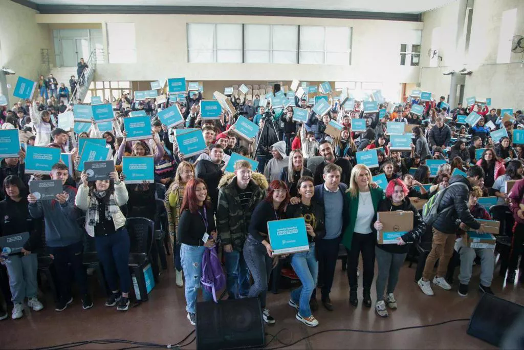 MAYRA MENDOZA Y EL GOBERNADOR KICILLOF ENTREGARON NETBOOKS A ESTUDIANTES DE QUILMES 4