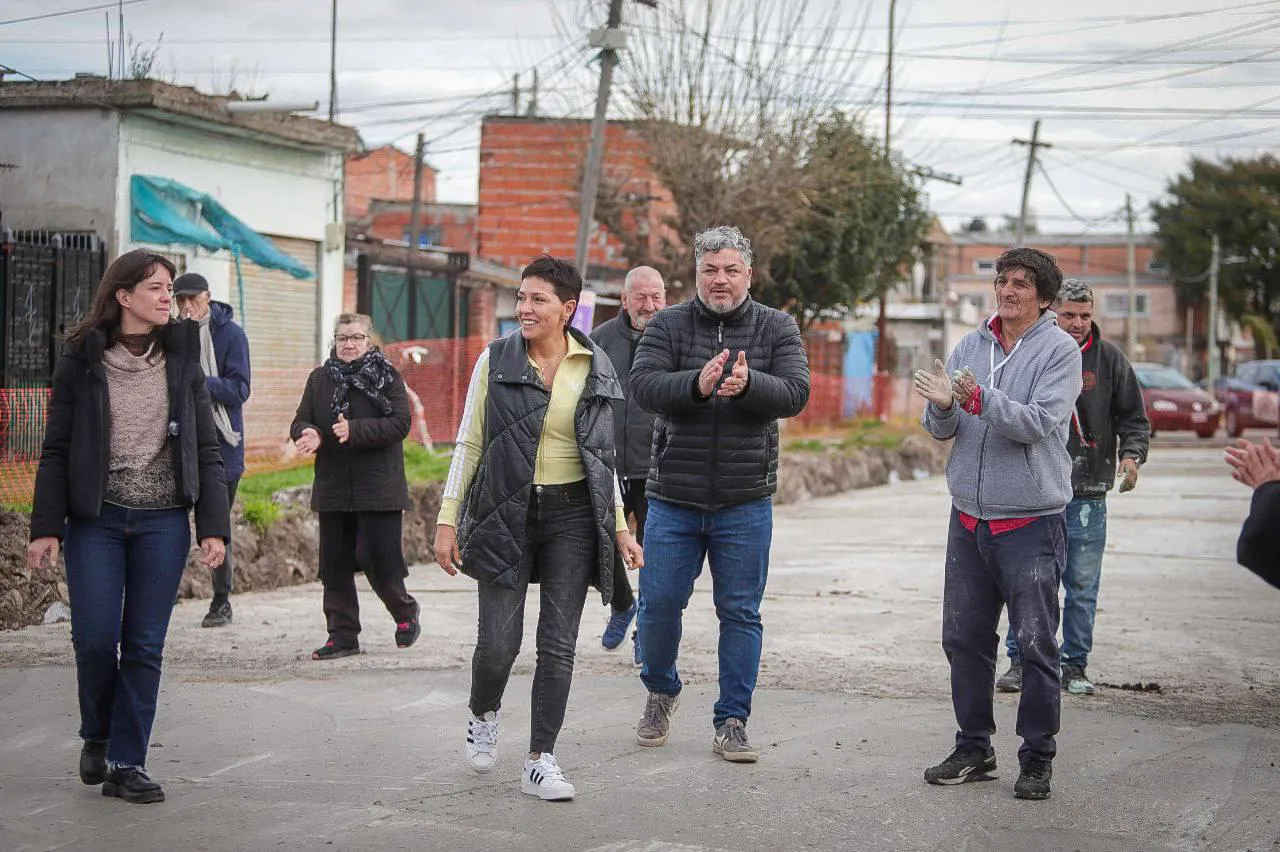MAYRA RECORRIÓ LA OBRA DE PAVIMENTOS DEL BARRIO VECINAL DE SAN FRANCISCO SOLANO JUNTO A VECINOS Y VECINAS (1)