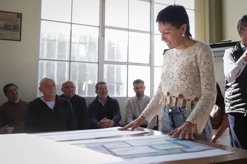 MAYRA HIZO ENTREGA DE LA NUEVA REGLAMENTACIÓN DEL PARQUE INDUSTRIAL LA BERNALESA A SUS AUTORIDADES (1)