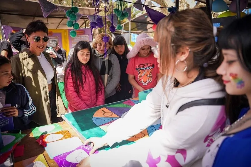 MAYRA JUNTO A ESTUDIANTES DE MÁS DE 30 ESCUELAS SECUNDARIAS PÚBLICAS LOCALES EN UNA NUEVA EDICIÓN DE LA MUESTRA DE QUILMESI 2