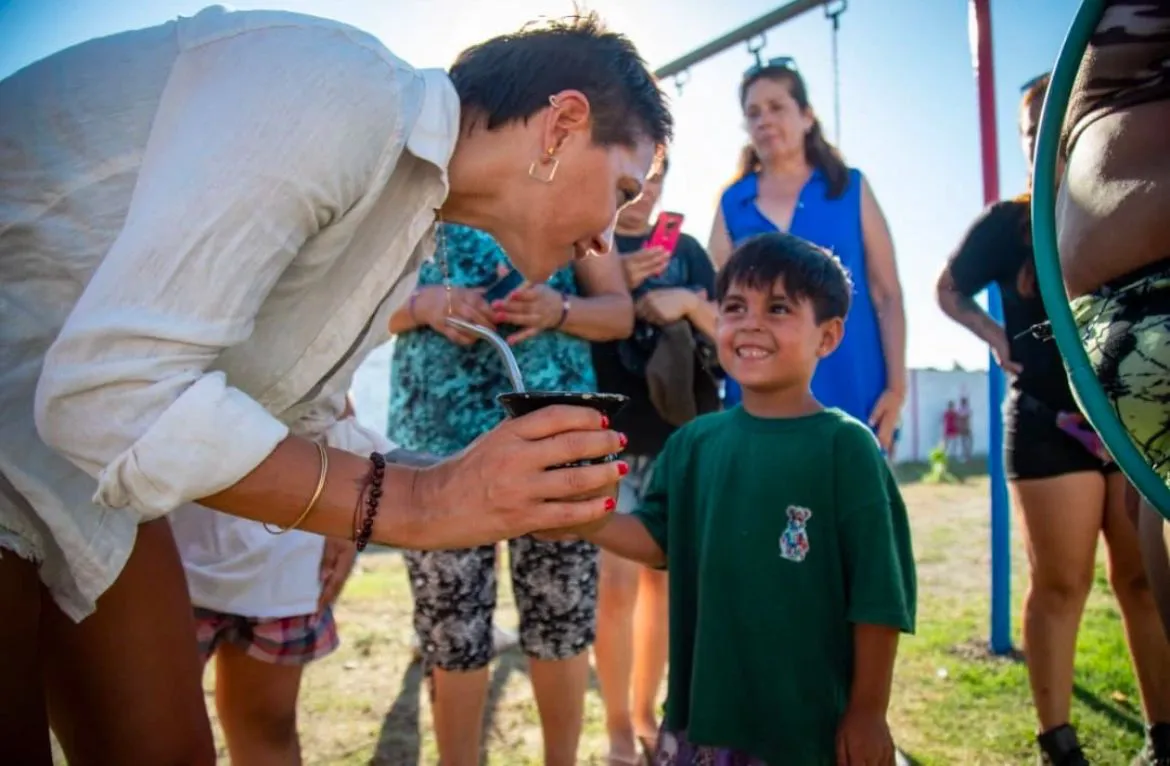 MAYRA SUPERVISÓ LA INSTALACIÓN DE JUEGOS NUEVOS EN LA PLAZOLETA PAPA FRANCISCO DE QUILMES OESTE (3)