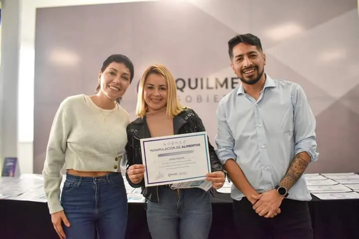 MAYRA ENTREGÓ MÁS DE 45 CERTIFICADOS DE HABILITACIÓN A COMERCIOS E INDUSTRIAS DEL OESTE DEL DISTRITO (1)