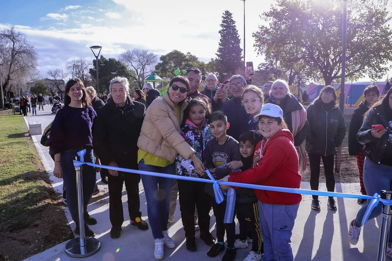 MAYRA INAUGURÓ LA PUESTA EN VALOR INTEGRAL DE LA PLAZA LOURDES EN QUILMES OESTE 1