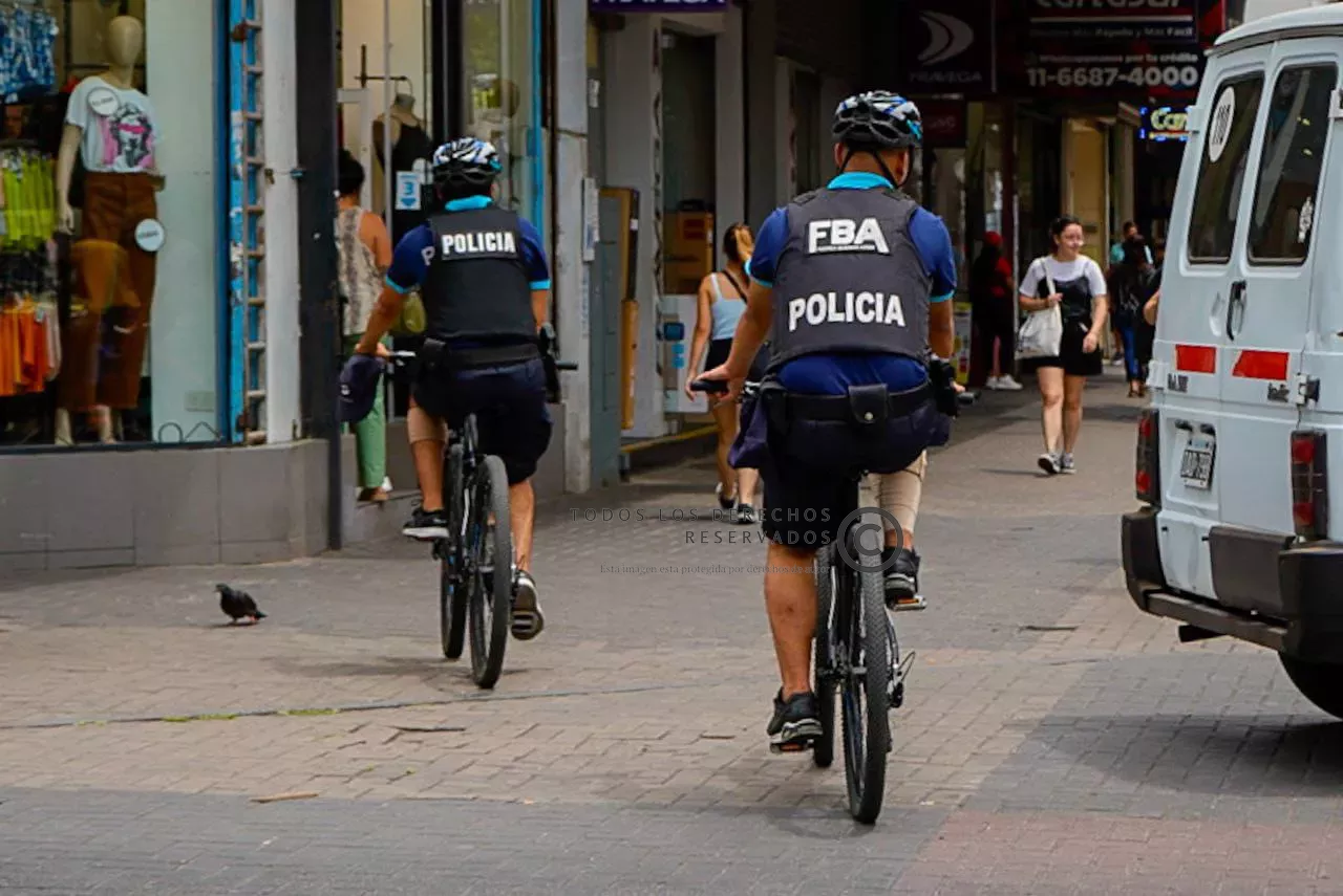 EL ESCUADRÓN DE BICIPOLICÍAS PATRULLA LOS CASCOS CÉNTRICOS DE QUILMES 2