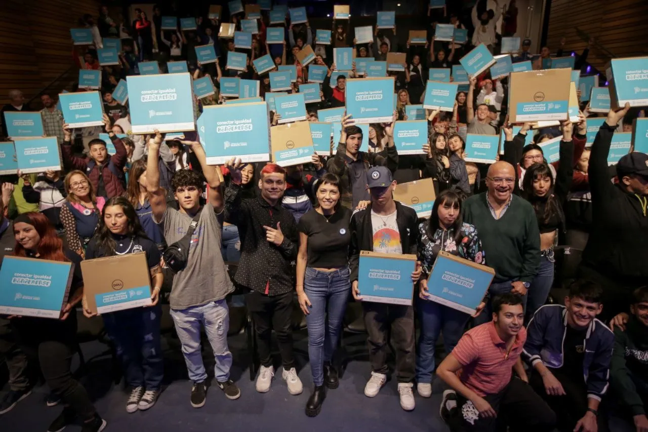 MAYRA-ENTREGÓ-190-NETBOOKS-A-JÓVENES-DE-ESCUELAS-SECUNDARIAS-DE-QUILMES-Y-RECORRIÓ-EL-JARDÍN-MUNICIP (1)