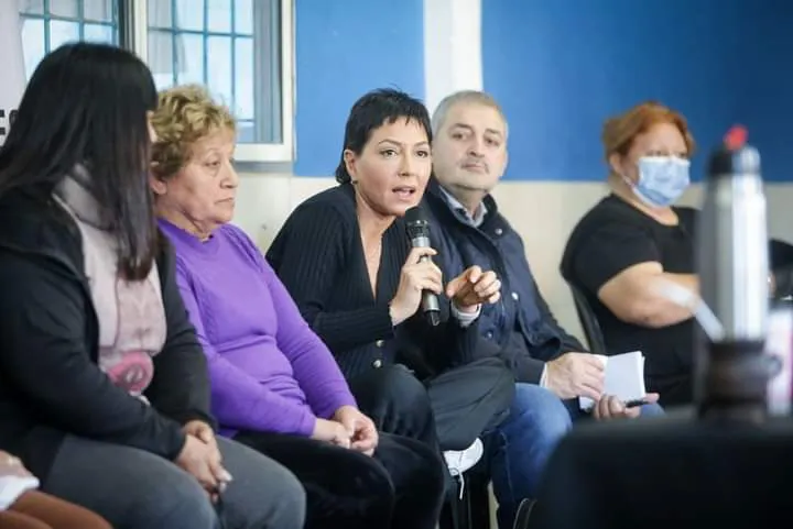 MAYRA DIALOGÓ CON VECINOS EN EL ENCUENTRO “MATE Y DEBATE” EN LA SOCIEDAD DE FOMENTO 2 AVENIDAS (4)